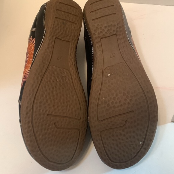 L’Artiste by Spring Steps Black with button accents and a floral design.Size 37 - Picture 5 of 10